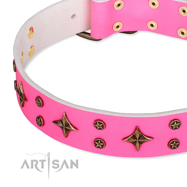Easy to use leather dog collar with resistant old-bronze plated steel buckle