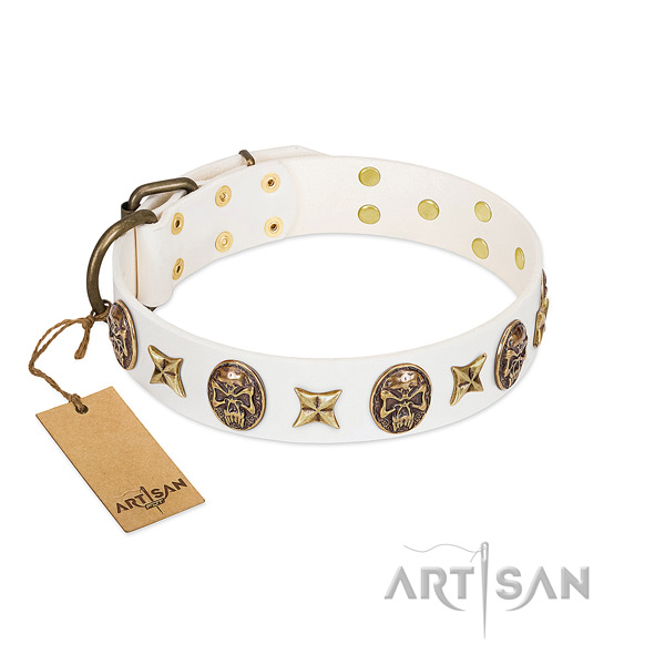 Easy wearing leather dog collar for handy use